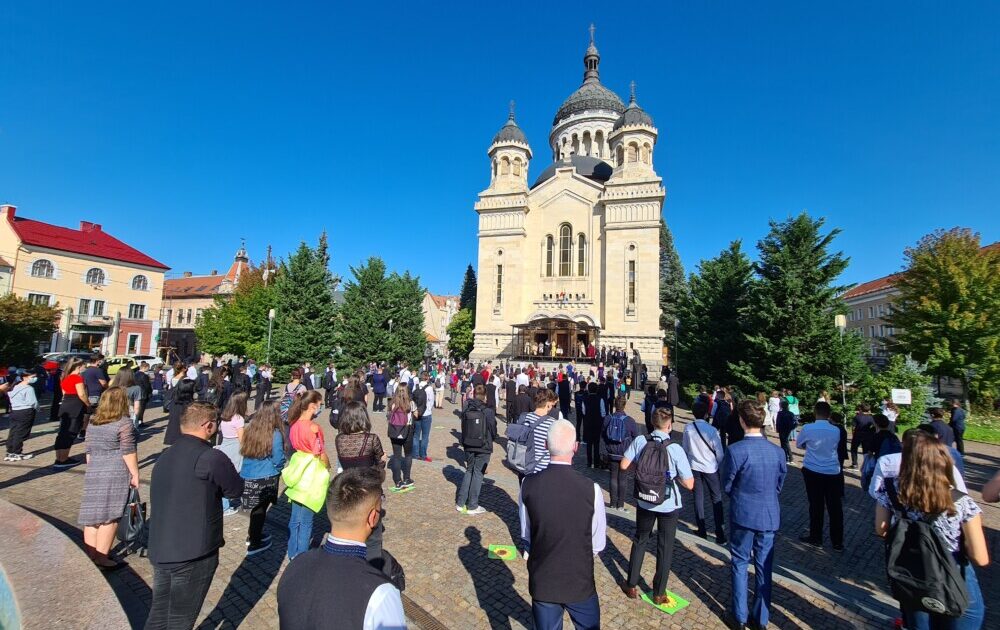 Noul an școlar a început în condiții speciale la Cluj-Napoca | Elevii si profesorii s-au rugat alături de Mitropolitul Andrei