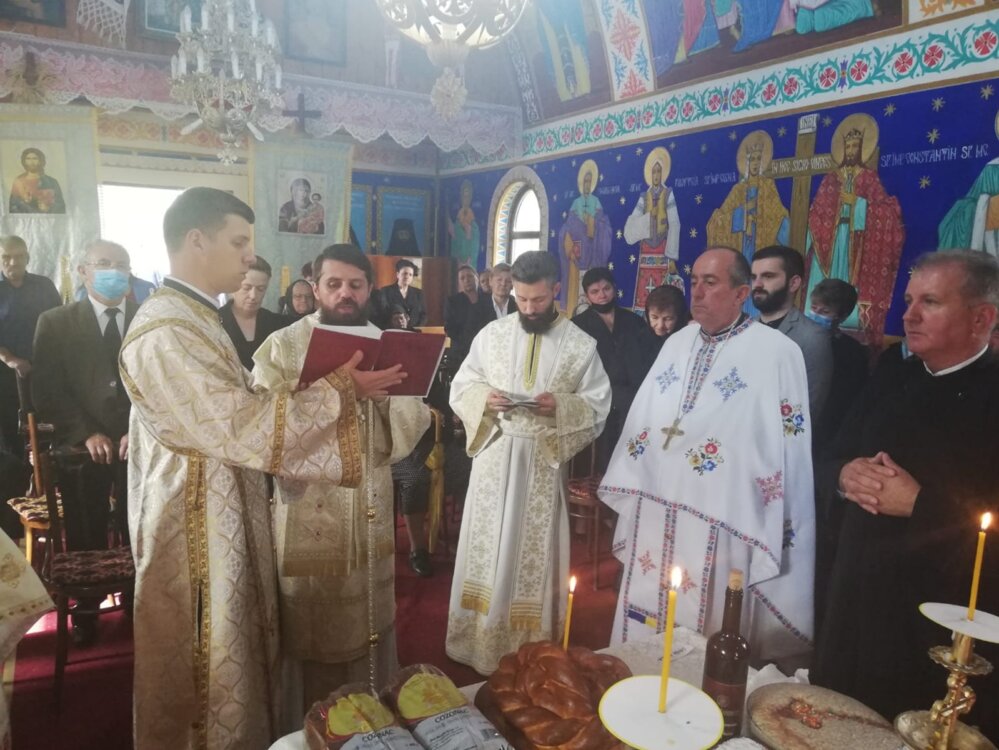 Episcopul Benedict Bistrițeanul, în mijlocul credincioșilor din Parohia Șutu