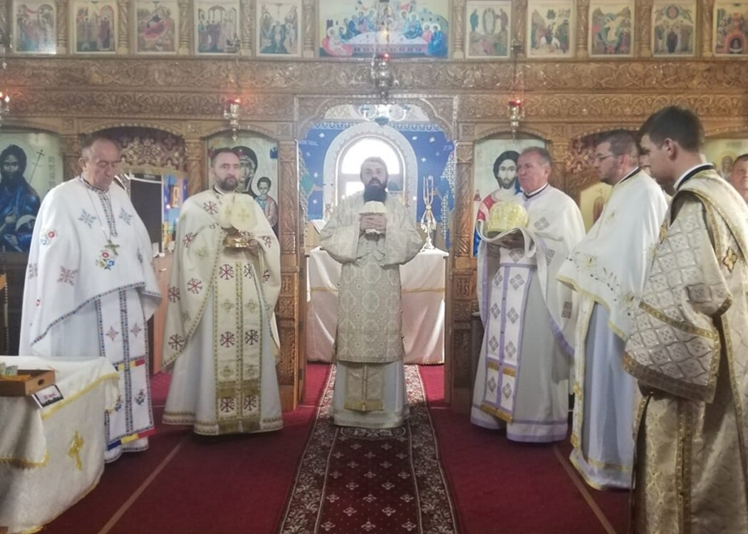 Episcopul Benedict Bistrițeanul, în mijlocul credincioșilor din Parohia Șutu