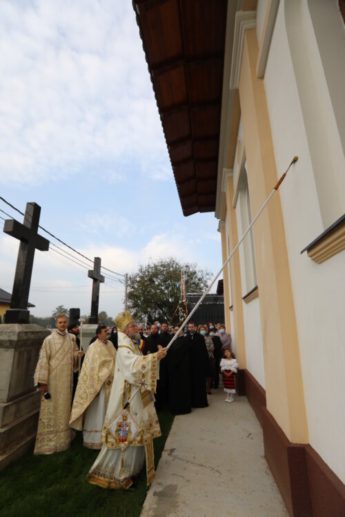 Biserica parohiei maramureșene Bozânta Mică, târnosită duminică de Preasfințitul Iustin