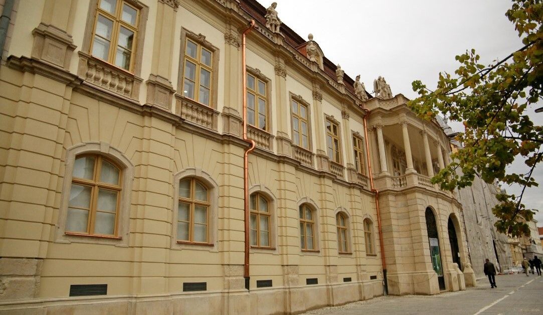 Fațada principală a Muzeului de Artă din Cluj-Napoca, restaurată