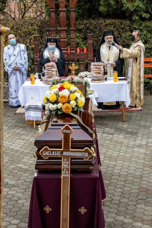 Mitropolitul Andrei a participat la înmormântarea arhim. Ghelasie Țepeș, starețul Mănăstirii Sighișoara