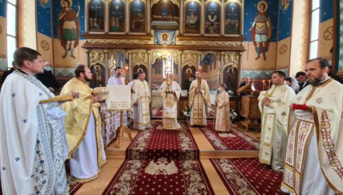 Mitropolitul Clujului a binecuvântat lucrările efectuate la casa parohială din Teaca