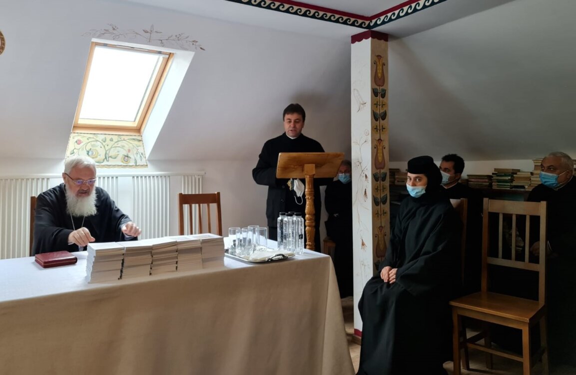 Conferință preoțească de toamnă în Protopopiatul Bistrița | Scriitorul Menuţ Maximinian a primit Crucea Transilvană
