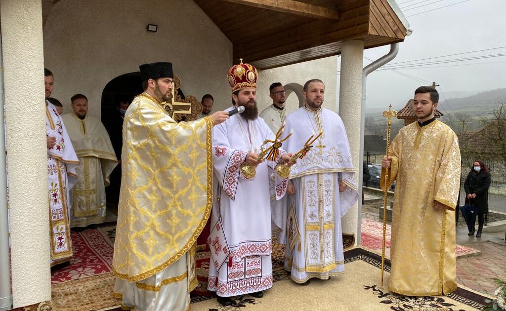 Episcopul-vicar Benedict Bistrițeanul a binecuvântat lucrările efectuate la biserica și casa parohială din Cornești