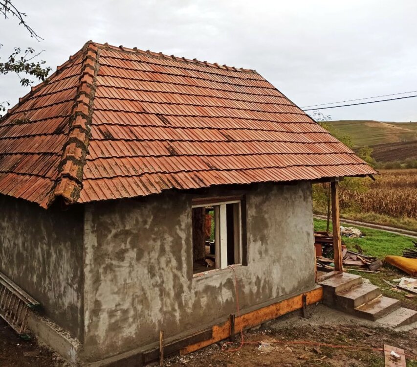Un grup de preoți clujeni a renovat casa unui bătrân din parohia Aruncuta