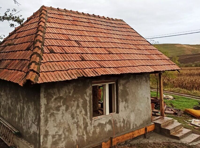 Un grup de preoți clujeni a renovat casa unui bătrân din parohia Aruncuta