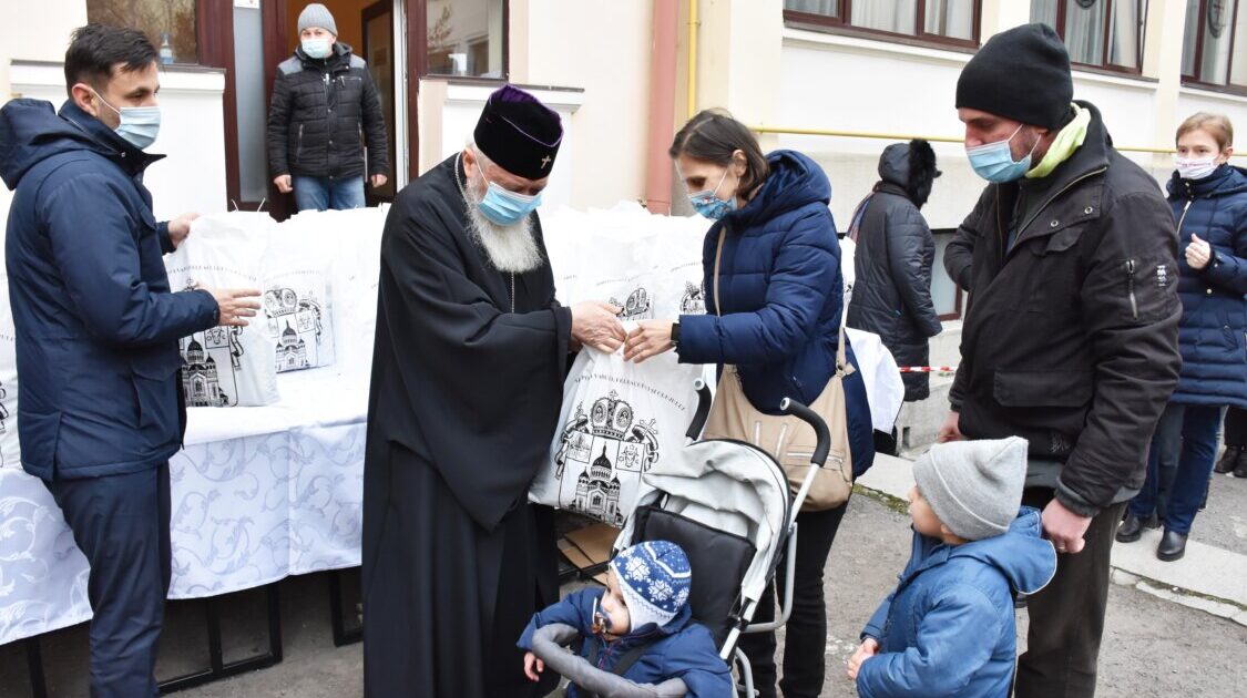 600 de pachete de Crăciun pentru cei nevoiași, oferite de Părintele Mitropolit Andrei