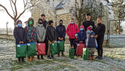 Pachete cu haine și dulciuri pentru 27 de copii, din partea Protopopiatului Cluj 1