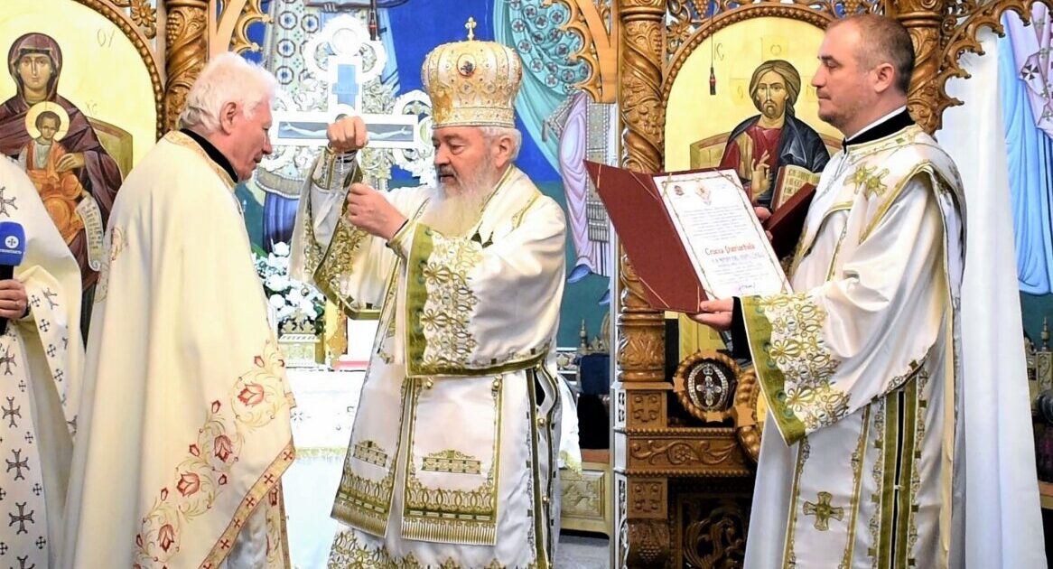 Sfințirea picturii Bisericii „Sf. Ap. Andrei” din Beclean | Protopopul Doru Zinveliu a primit Crucea Patriarhală