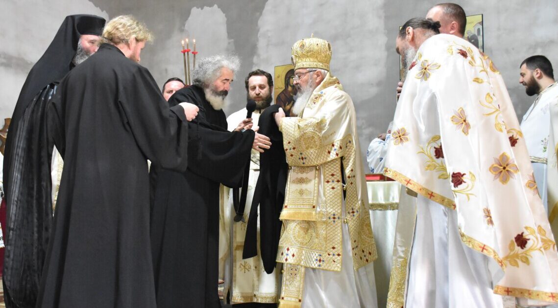Mitropolitul Clujului a binecuvântat obștea Mănăstirii Nușeni și a rasoforit un viețuitor