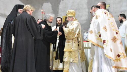 Mitropolitul Clujului a binecuvântat obștea Mănăstirii Nușeni și a rasoforit un viețuitor