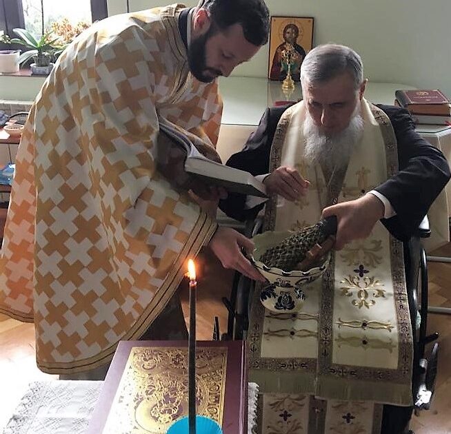 Preasfințitul Părinte Vasile Flueraș: „Hristos a venit în lume să ne aducă lumina și bucuria vieții celei veșnice.”