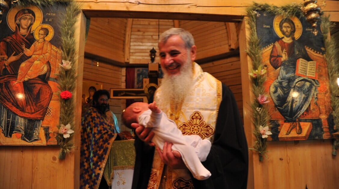 Preasfințitul Părinte Vasile Flueraș: „Nașterea de prunci este cea mai mare binecuvântare pe care poate să o aibă o familie.”