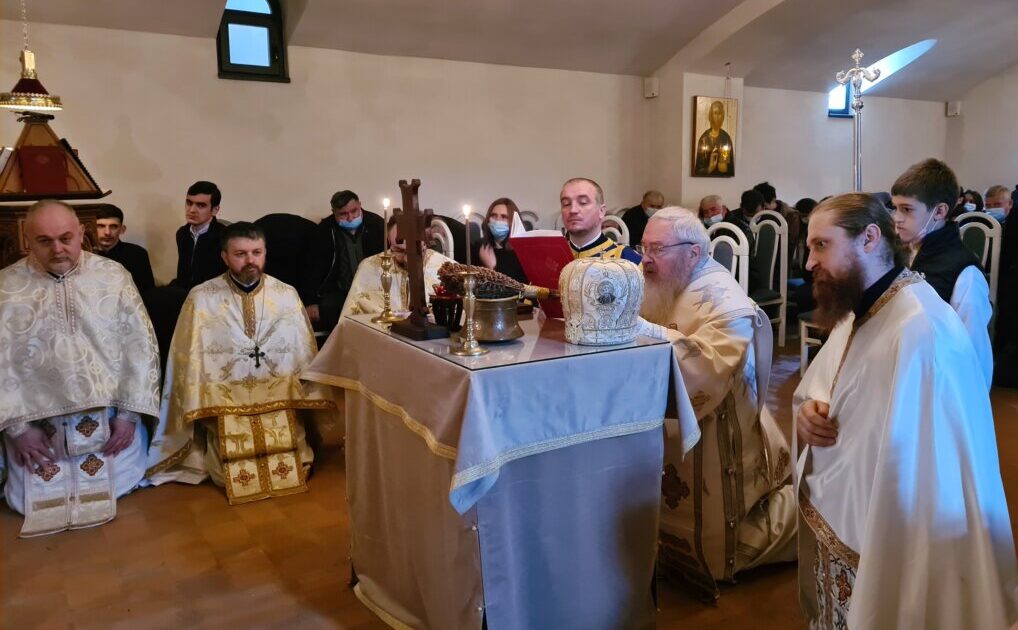 Mitropolitul Clujului a sfințit paraclisul de la demisolul noii biserici „Sf. Grigorie Palama” din Gilău