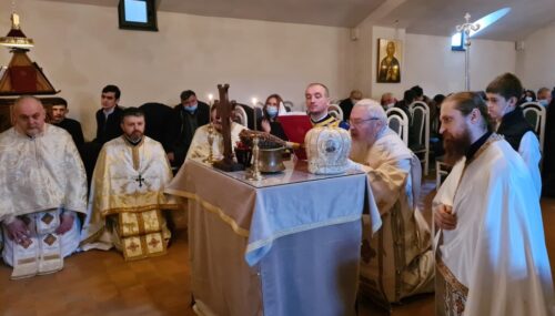 Mitropolitul Clujului a sfințit paraclisul de la demisolul noii biserici „Sf. Grigorie Palama” din Gilău