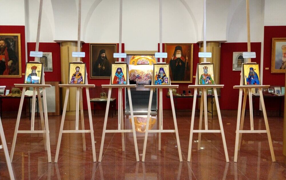Expoziția de icoane pe sticlă „Sfinți Ierarhi Români”, vernisată la Muzeul Mitropoliei Clujului