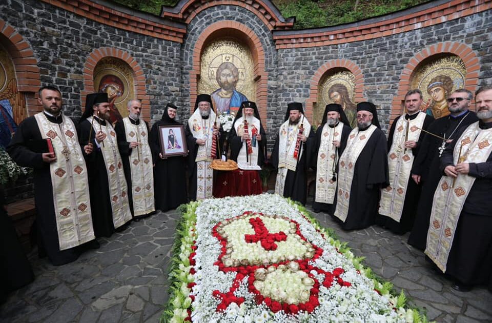 Centenarul nașterii Arhiepiscopului Justinian Chira | Liturghie și Parastas la Mănăstirea Rohia