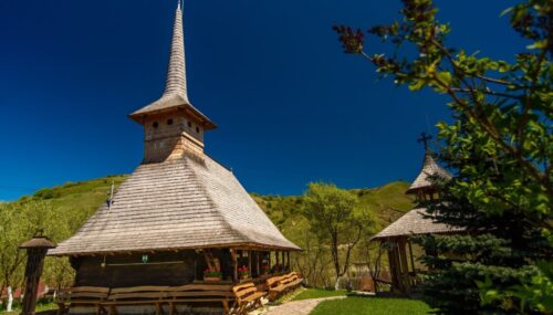 AUDIO Biserica din Tăuți, unul din cele mai valoroase monumente religioase de lemn ale județului Cluj