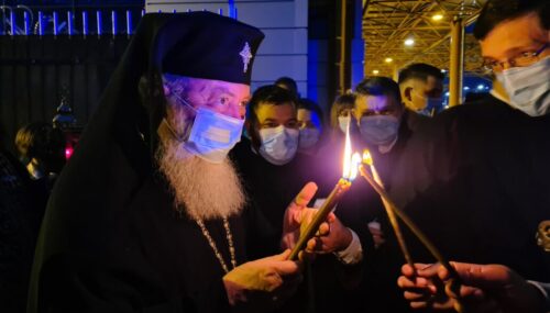 Sfânta Lumină a ajuns la Cluj-Napoca | ÎPS Andrei a oferit-o delegațiilor din Eparhie
