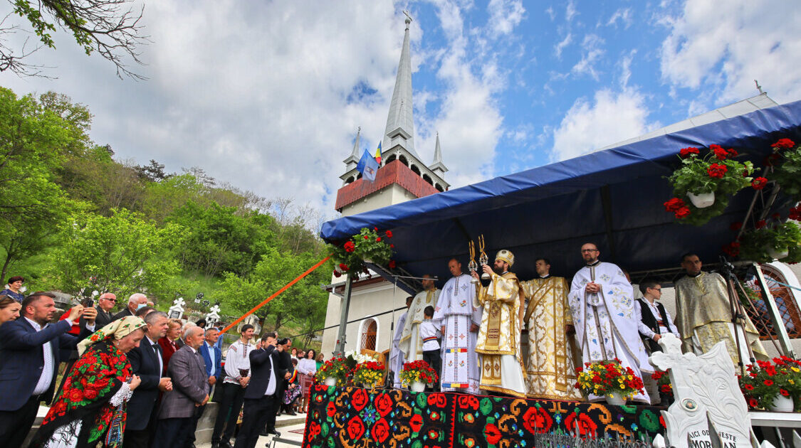 Episcopul-vicar Benedict Bistrițeanul a resfințit Biserica din Micești, jud. Cluj