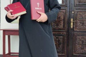 Câte o Biblie pentru fiecare casă din Parohia Hășdate - Gherla