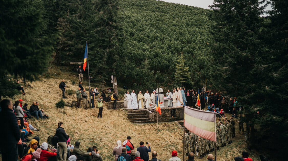 Liturghie arhierească și slujbă de pomenire la Monumentul Eroilor de pe Vârful Grui
