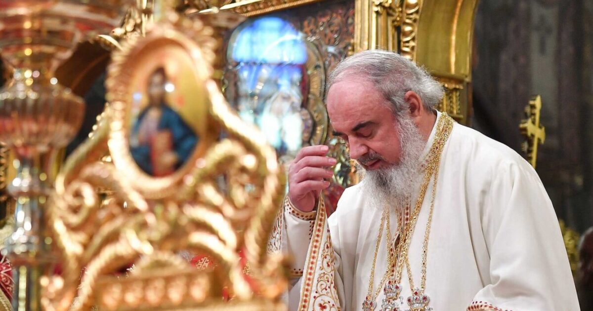 Ce înseamnă „în numele” Tatălui și al Fiului și al Sfântului Duh, explică Patriarhul Daniel