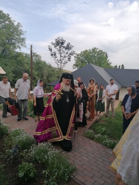 Mitropolitul Clujului, la hramul mănăstirii Dâncu: „Sfântul Pantelimon a fost un om al iubirii creștine”
