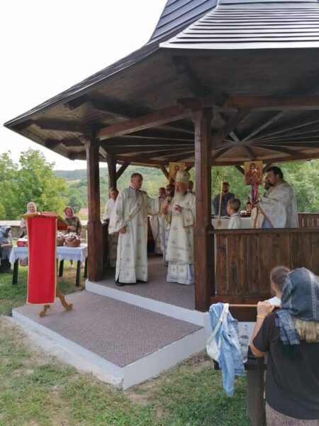 Mitropolitul Clujului, la hramul mănăstirii Dâncu: „Sfântul Pantelimon a fost un om al iubirii creștine”
