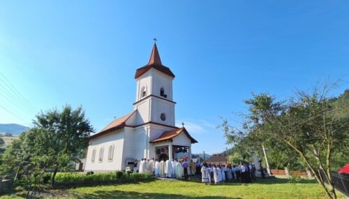 Mitropolitul Clujului a resfințit Biserica din Săcuieu