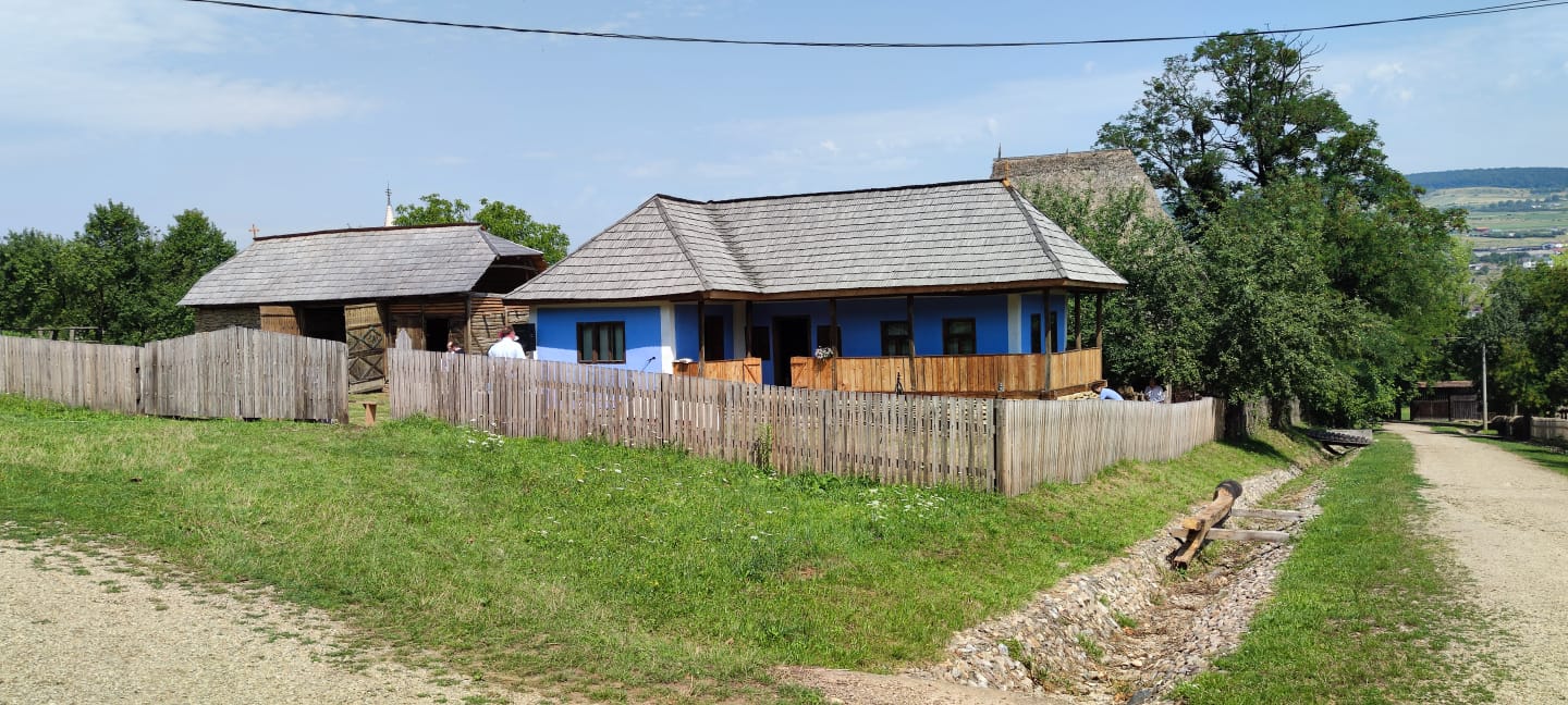 Părintele Mitropolit Andrei a sfințit casa țărănească donată de PS Macarie Parcului Etnografic „Romulus Vuia” din Cluj-Napoca