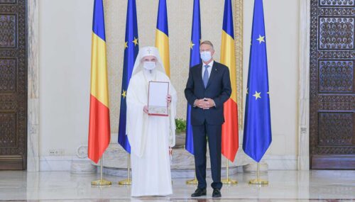 Preşedintele Klaus Iohannis a oferit Patriarhului Daniel cea mai înaltă decoraţie a statului român