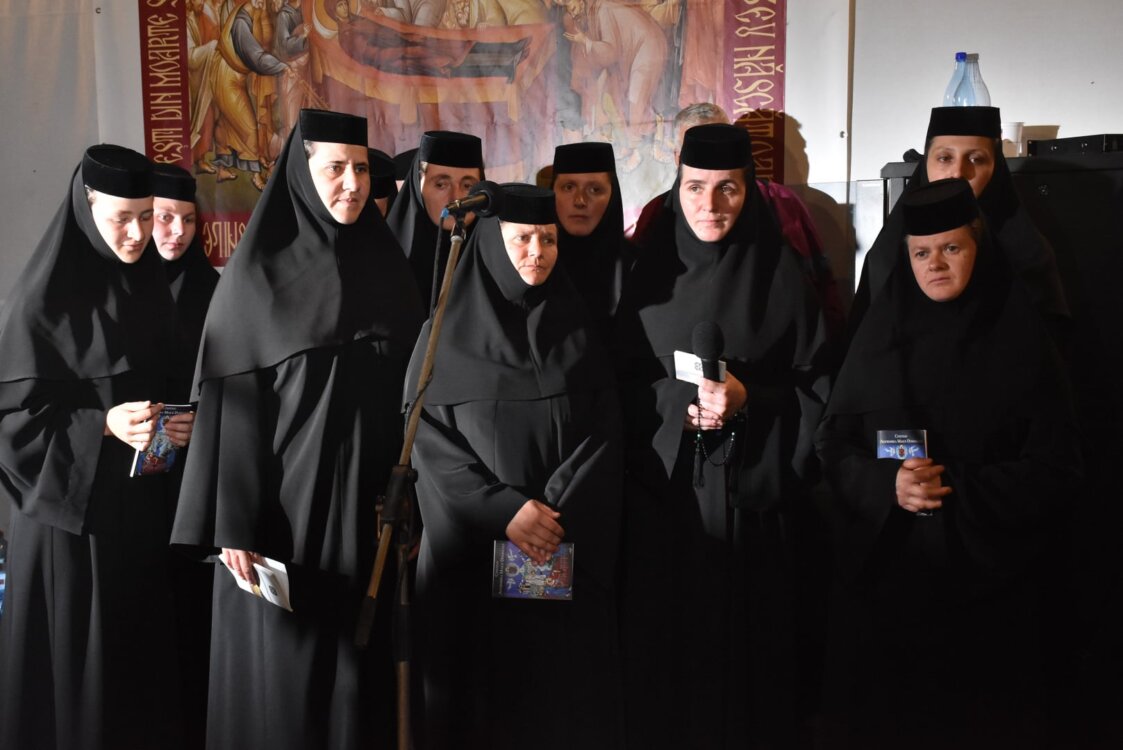 Prohodul Maicii Domului, cântat la Mănăstirea Nicula de zeci de mii de pelerini