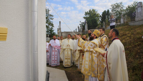Episcopul-vicar Benedict a resfințit biserica din Parohia Țagu