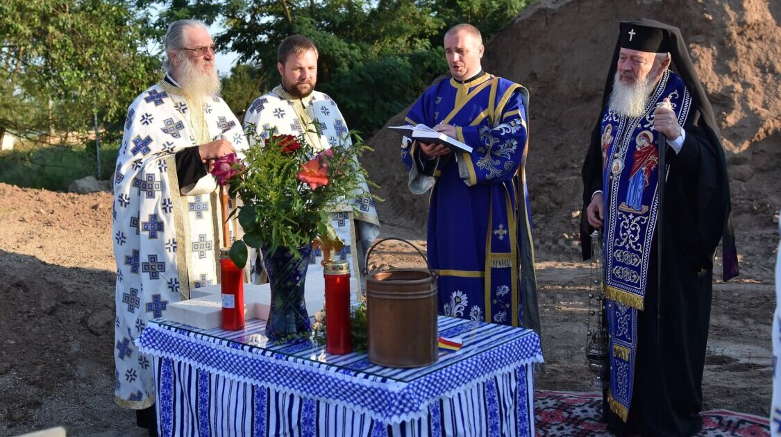 Mitropolitul Clujului a pus piatra de temelie la un așezământ pentru copii în Parohia Cornești