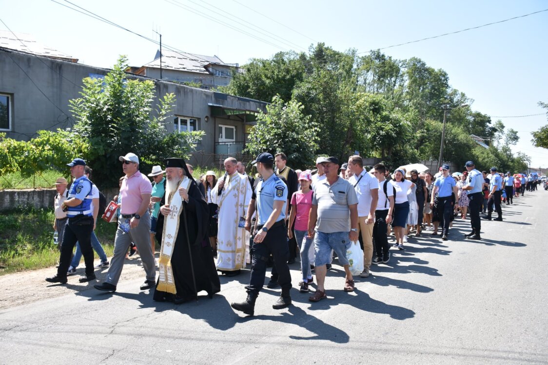 Mitropolitul Clujului, alături de mii de credincioși, la pelerinajul „La Nicula colo-n deal”