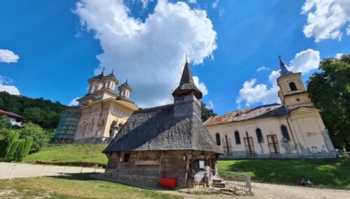 Prețiosul monument istoric de lemn al Mănăstirii Nicula
