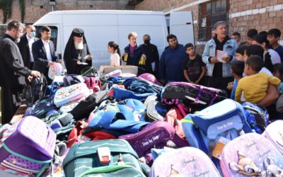 400 de ghiozdane cu rechizite pentru copiii rromi din Parohia Turda-Fabrici