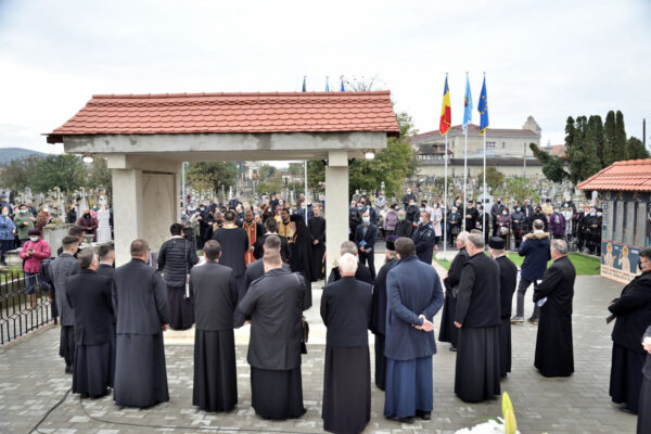 Conferință preoțească și resfințirea monumentului închinat foștilor deținuți politici din Cimitirul Central Gherla