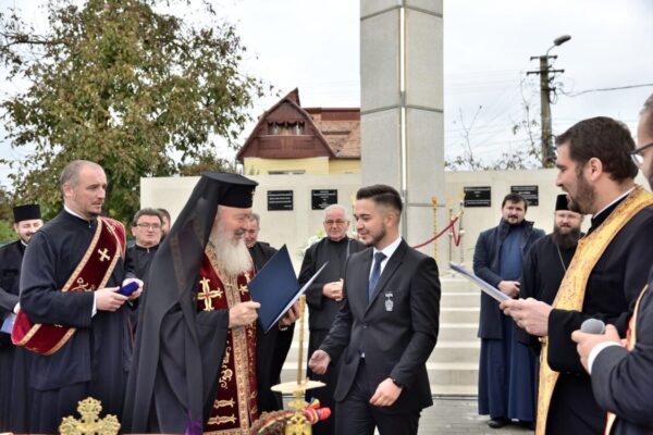 Conferință preoțească și resfințirea monumentului închinat foștilor deținuți politici din Cimitirul Central Gherla