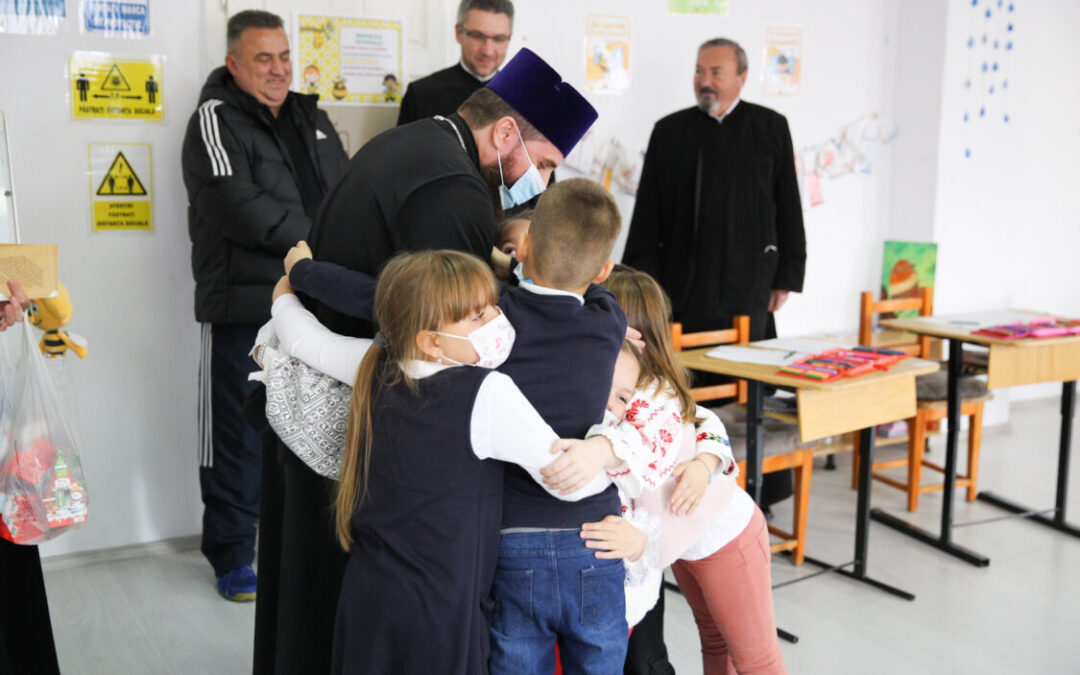 PS Benedict Bistrițeanul i-a vizitat pe copiii de la Școala Primară „Sfântul Stelian” din Bistrița