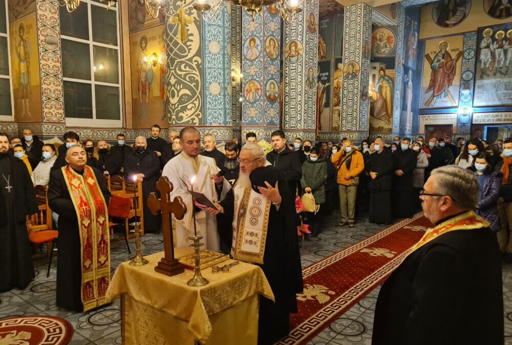 Tinerele familii care s-au cununat în bisericile din Cluj-Napoca în anul 2021, binecuvântate de Mitropolitul Andrei