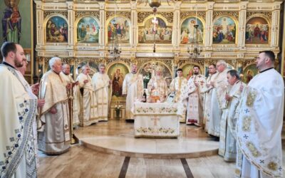 Liturghie arhierească la Biserica „Sf. Arh. Mihail și Gavriil” din Dej | Parastas de 7 ani pentru protopopul Teofil Herineanu