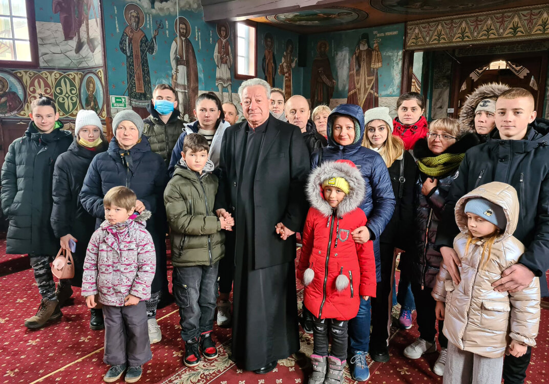 Pr. Ioan Dâmbu alături de copii ucraineni