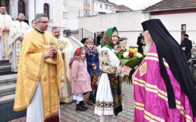 Binecuvântare arhierească la Biserica „Sfânta Treime” din Bistrița | Distincții pentru profesorii și membrii fondatori ai Școlii Primare „Sfântul Stelian”