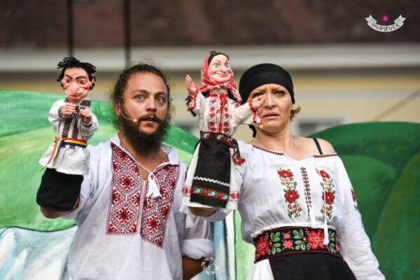 „Covoraşul fermecat” și „Vasilache și Marioara în jurul lumii” sunt spectacolele prezentate pe scena Teatrului de Păpuși „Puck” în următoarele zile
