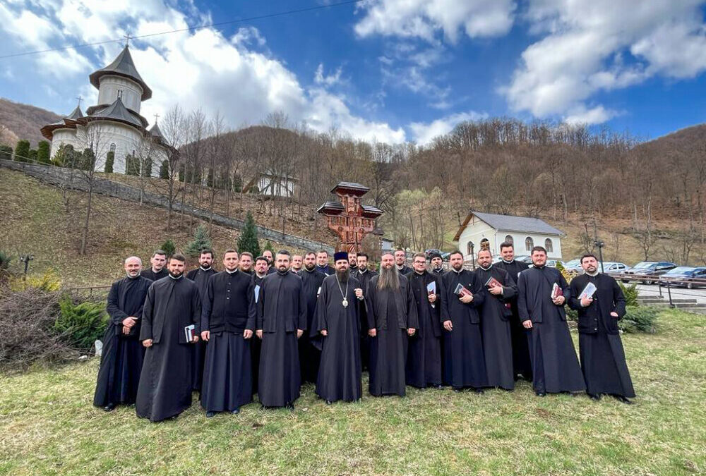 PS Benedict s-a întâlnit cu preoții care participă la cursurile de îndrumare duhovnicească la Mănăstirea Rebra-Parva