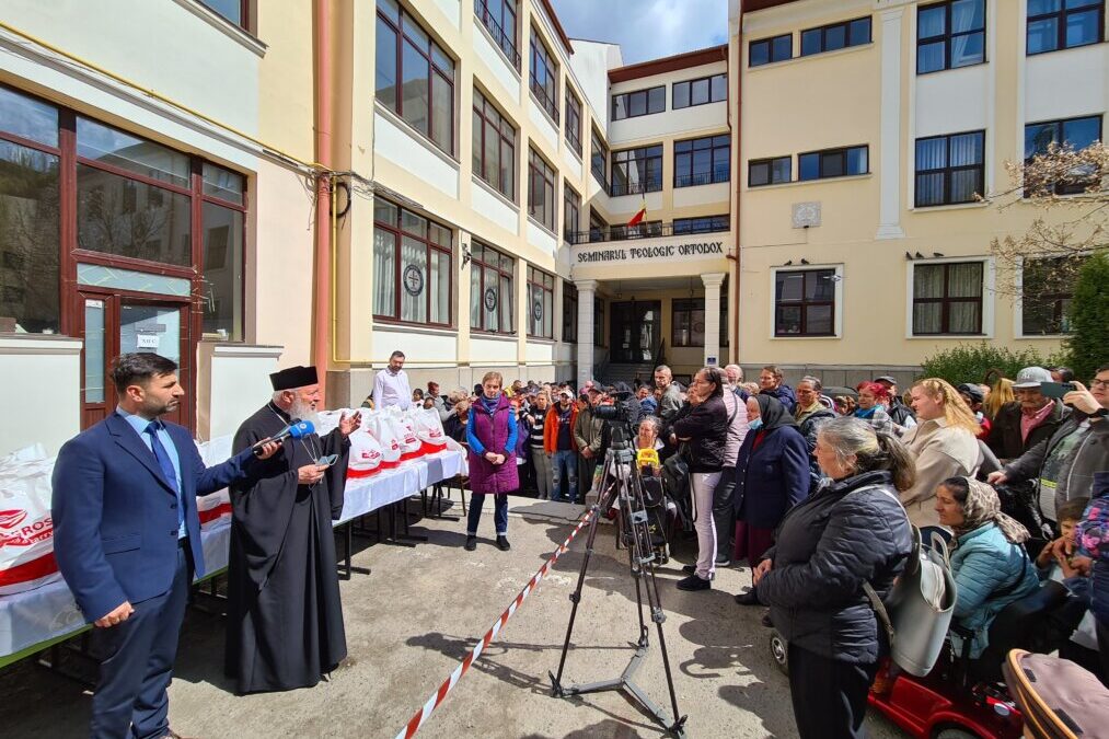 De Sfintele Paști, Arhiepiscopia Clujului a oferit 600 de pachete cu alimente persoanelor nevoiașe