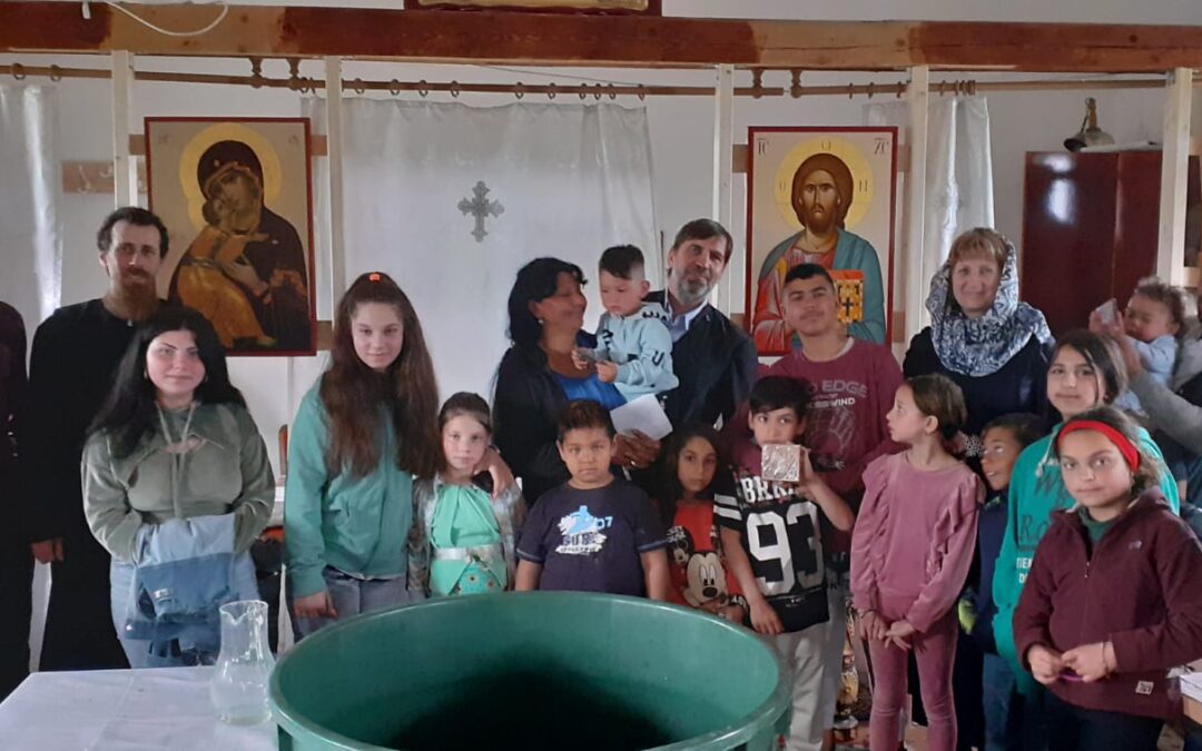 Opt copii din familiile de romi din Pata-Rât, botezați în a doua zi de Paști